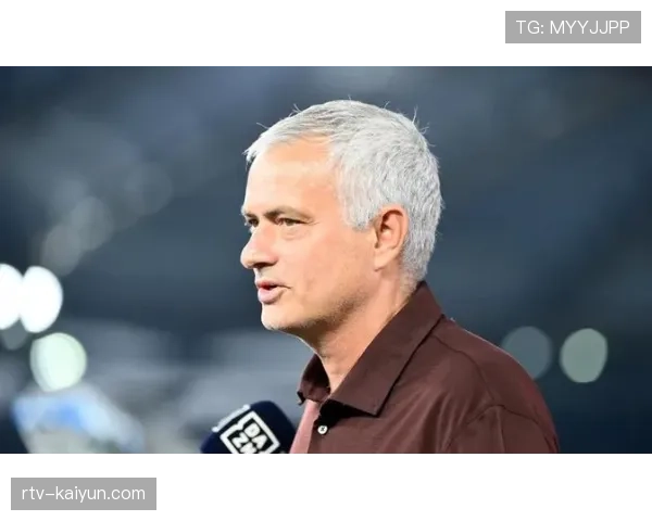 特写：看台上的叹息，穆里尼奥观战罗马比赛神情严肃