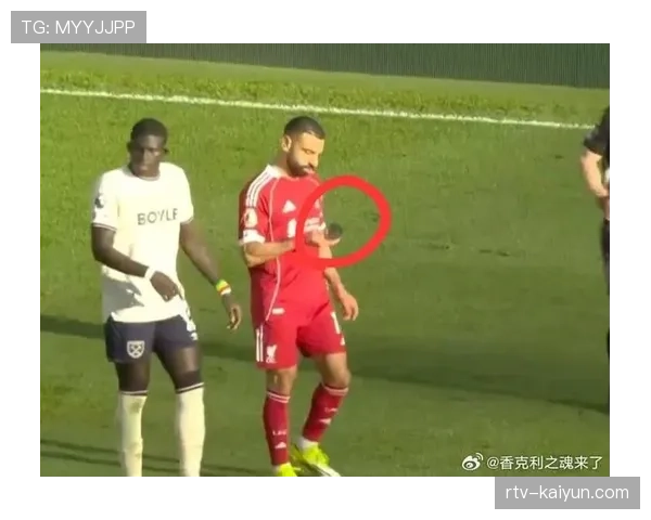 第28分钟埃基蒂克无对抗倒地，萨拉赫紧急替补登场